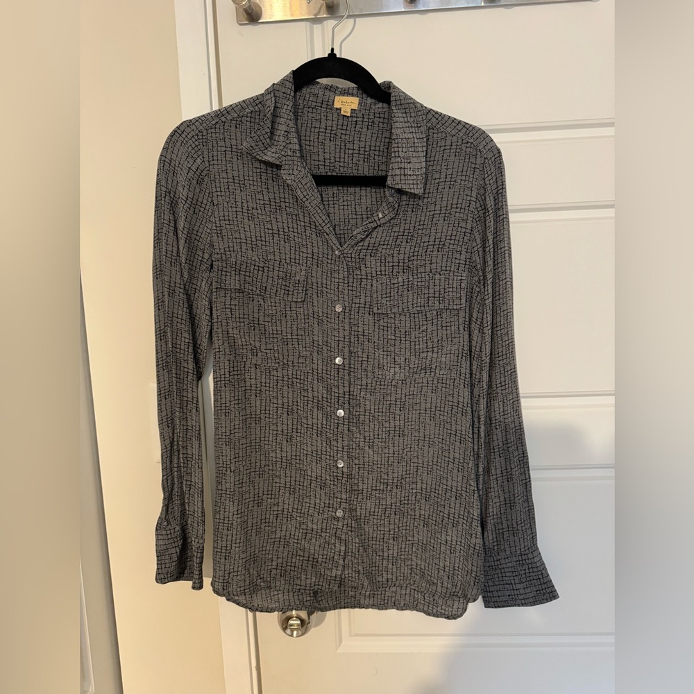 Aritzia 100% silk blouse size small.